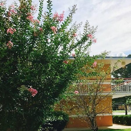 Milan Inn & Suites Bagian luar foto