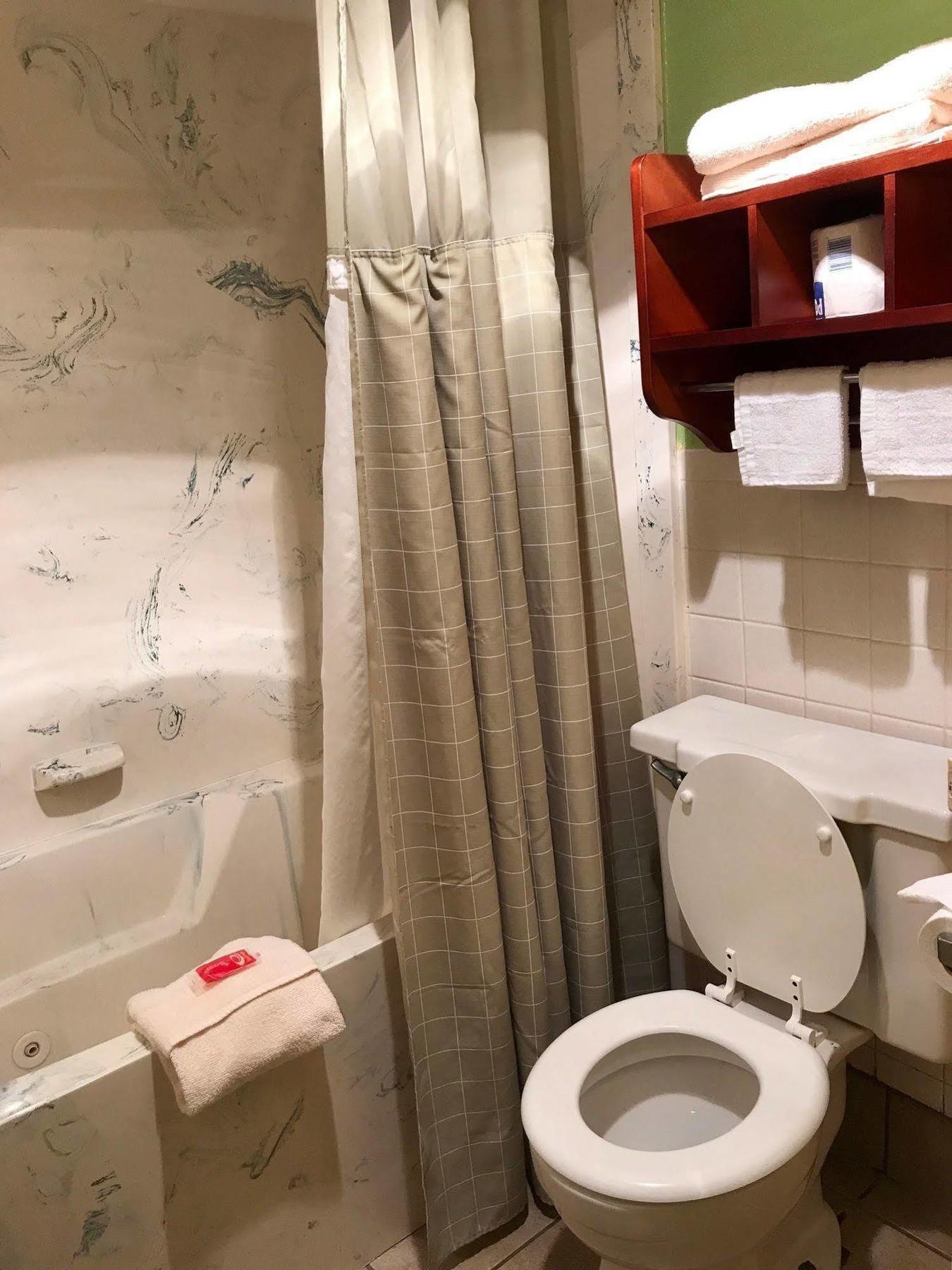 Milan Inn & Suites Bagian luar foto