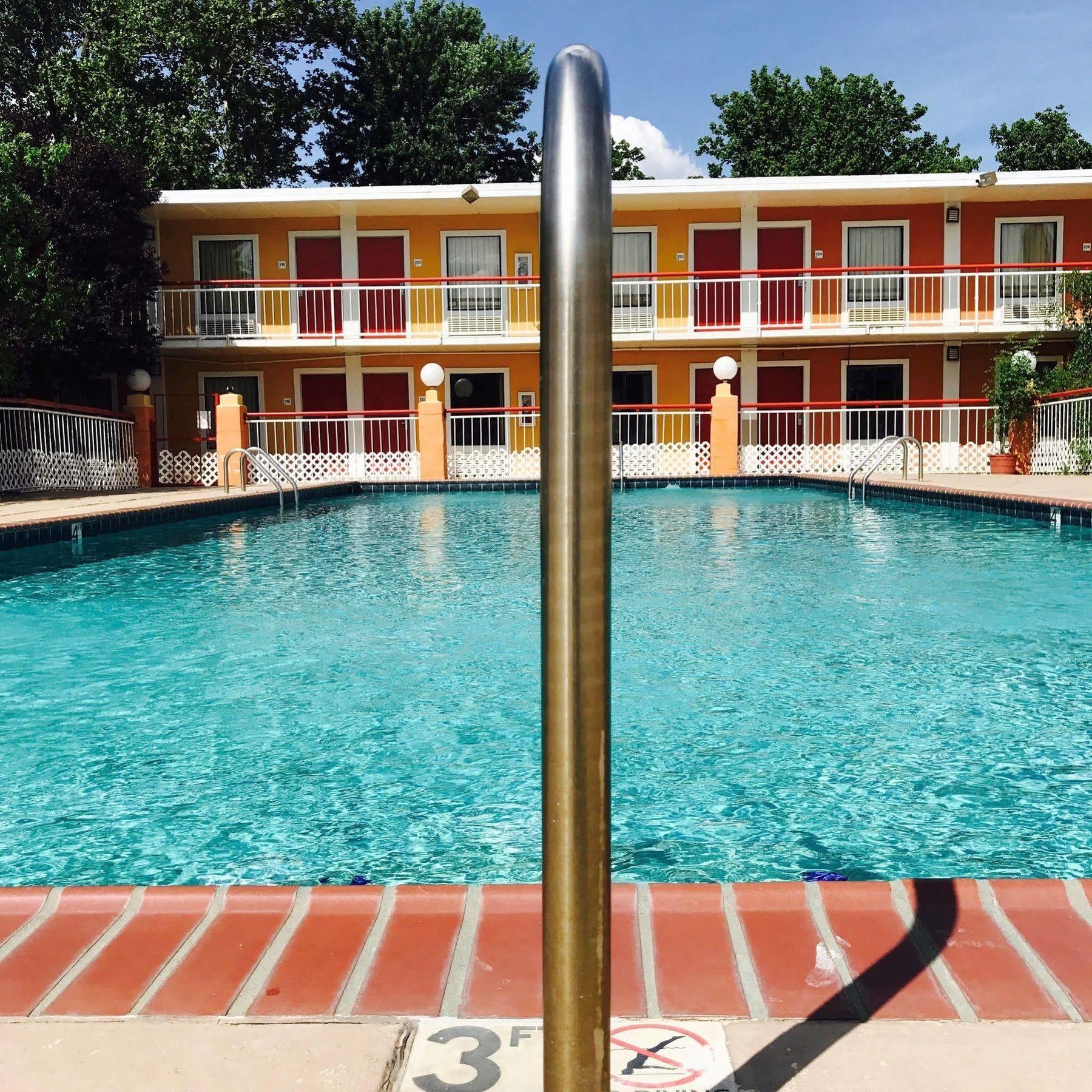 Milan Inn & Suites Bagian luar foto