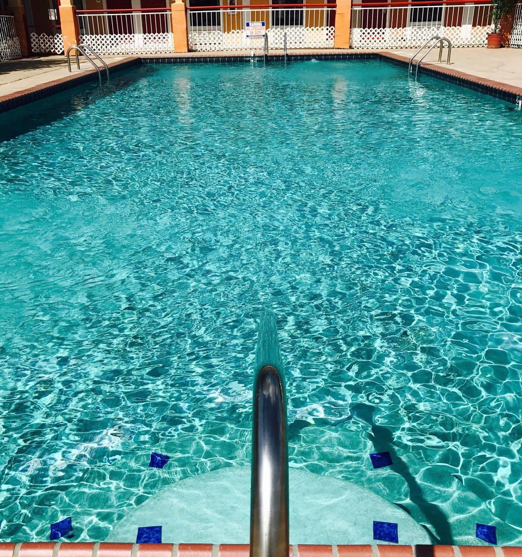 Milan Inn & Suites Bagian luar foto