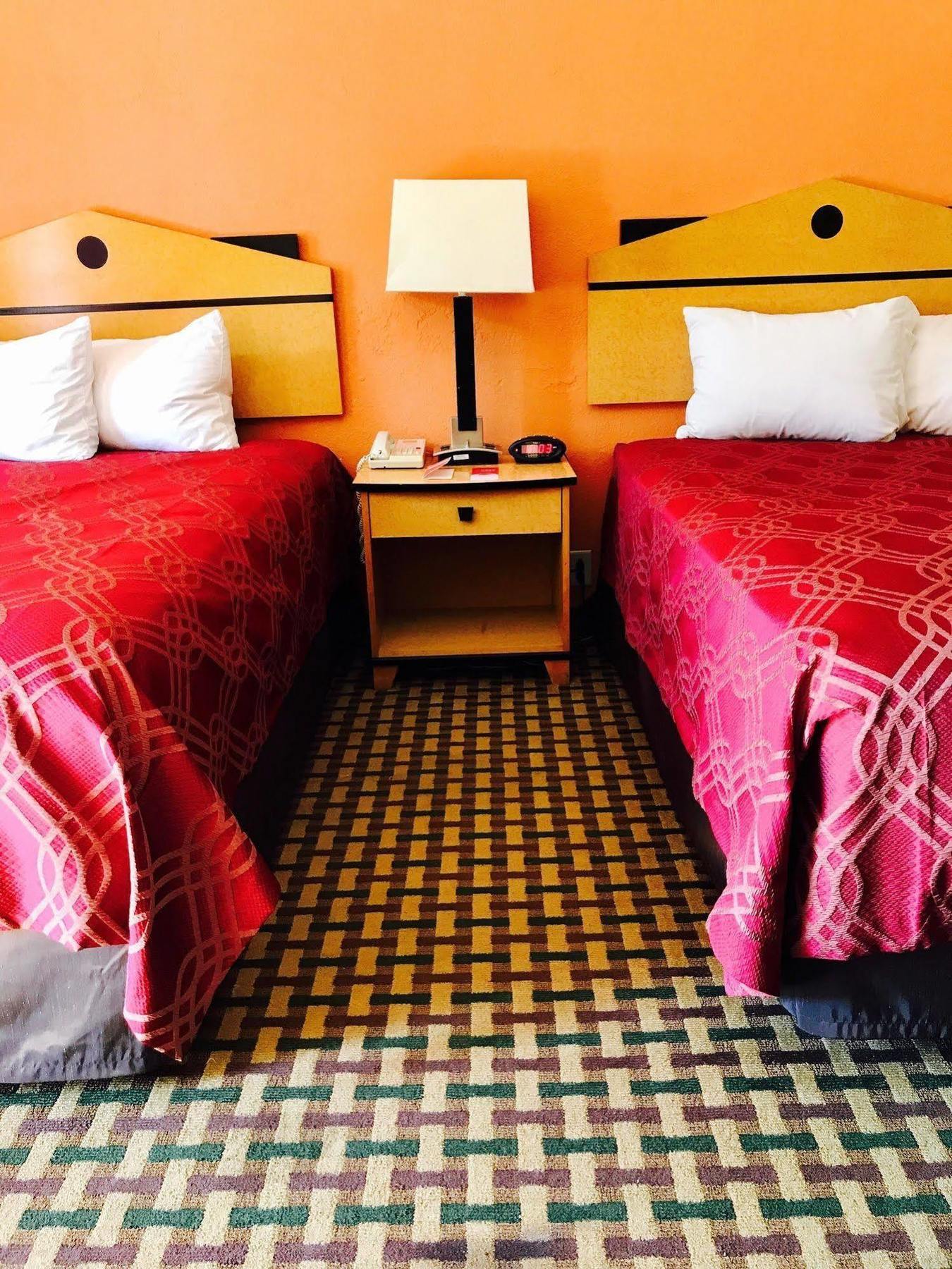 Milan Inn & Suites Bagian luar foto