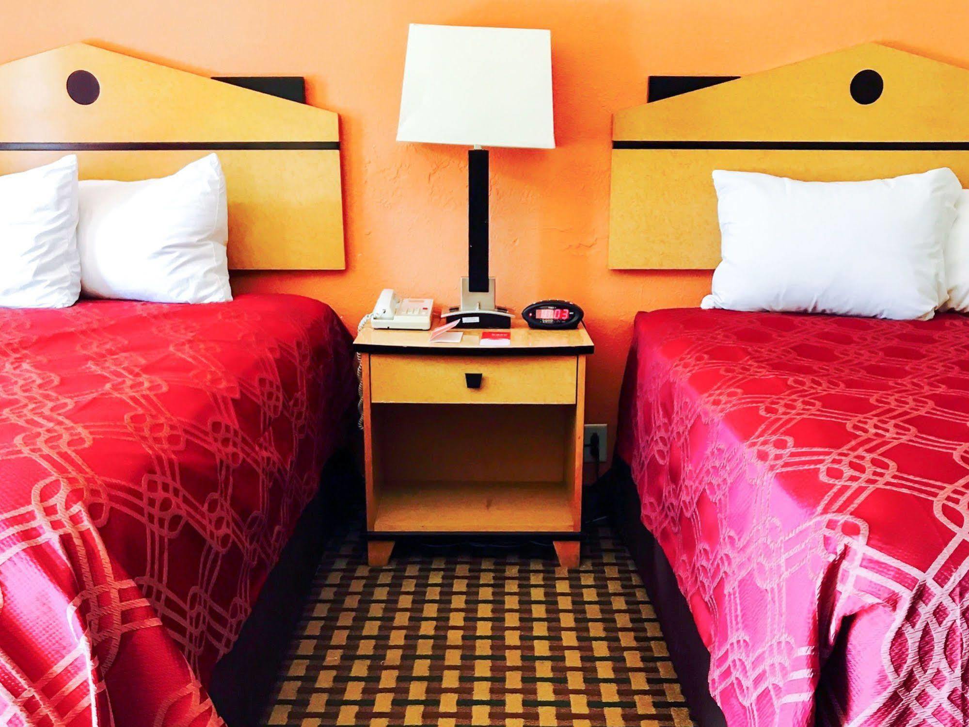 Milan Inn & Suites Bagian luar foto
