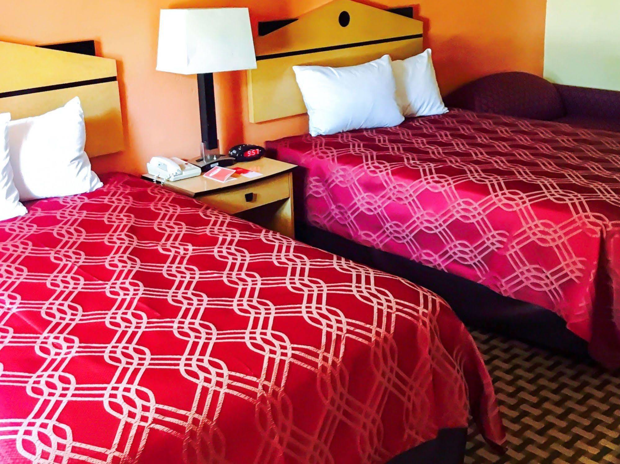 Milan Inn & Suites Bagian luar foto